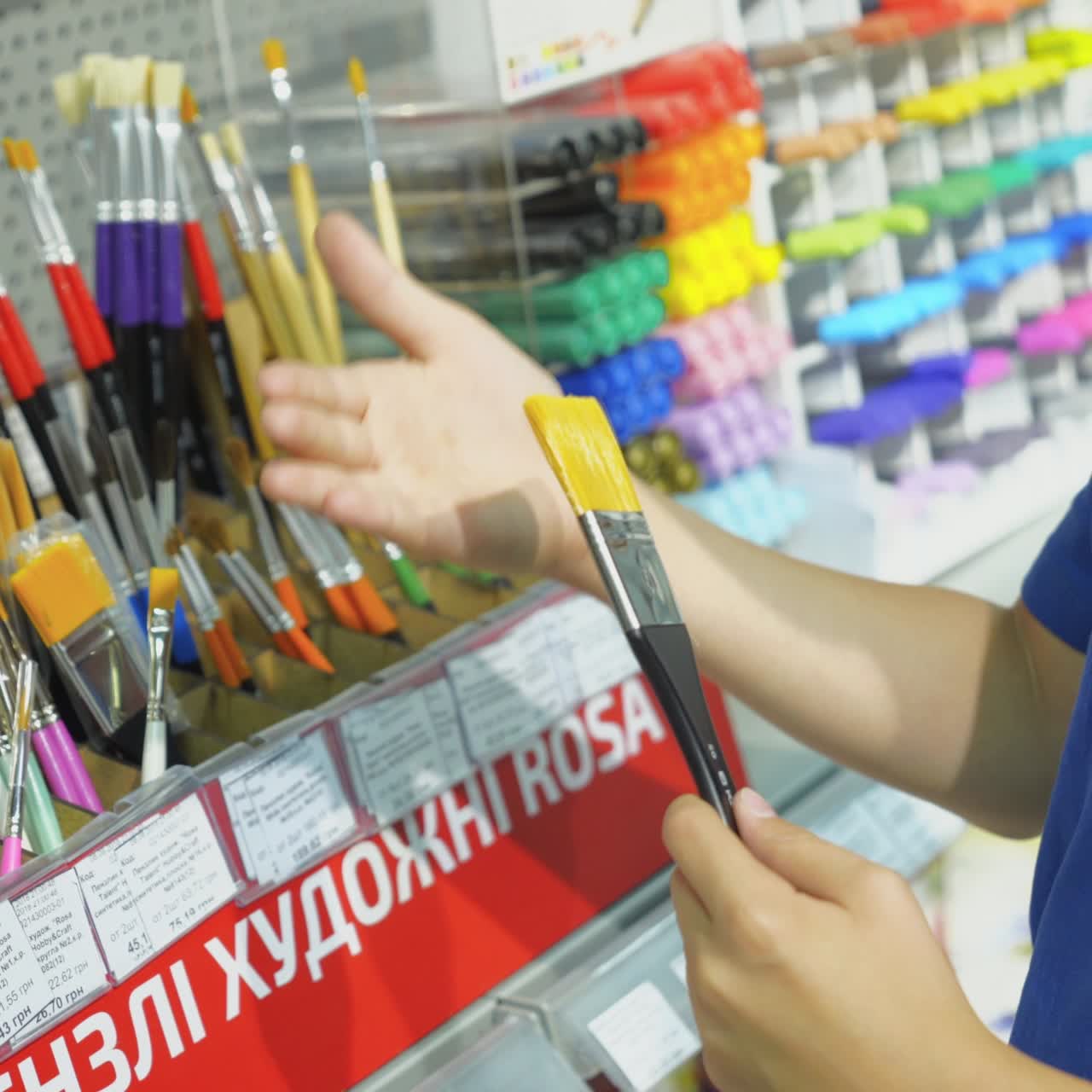 VINNITSA, UCRÂNIA - 20 DE AGOSTO DE 2018: Menino em papelaria escolhe produtos para a escola e escritório. Volta às aulas.