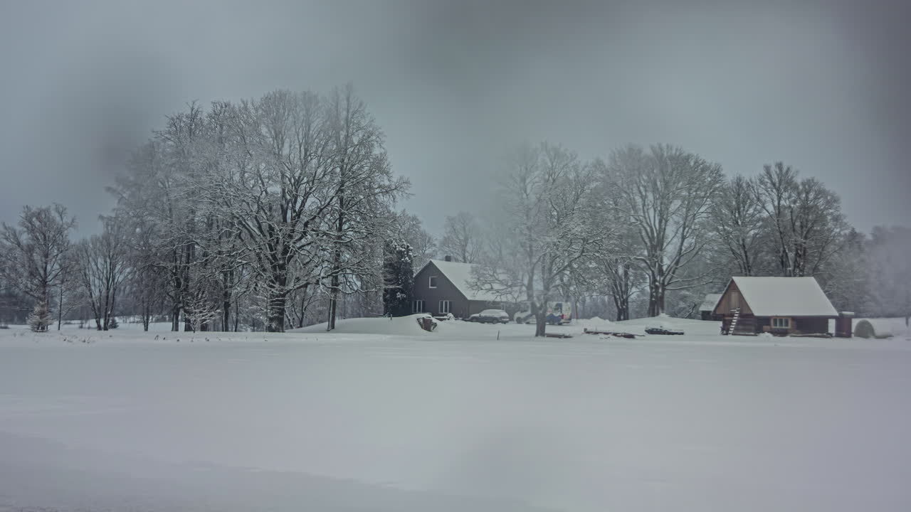 눈 인 겨울 풍경에서 밤에서 낮으로 변하는 시간