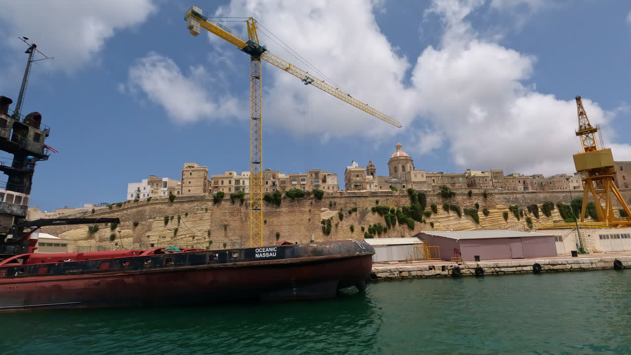 발레타 (valletta) 마을 을 지나, 몰타 의 부두 위 에 있는 석회암 절벽 에