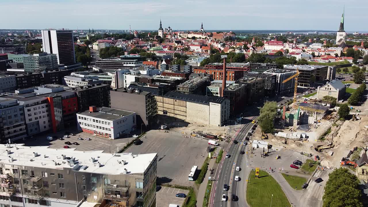 Contrasto tra gli edifici moderni di Tallinn e il centro storico, vista aerea con drone