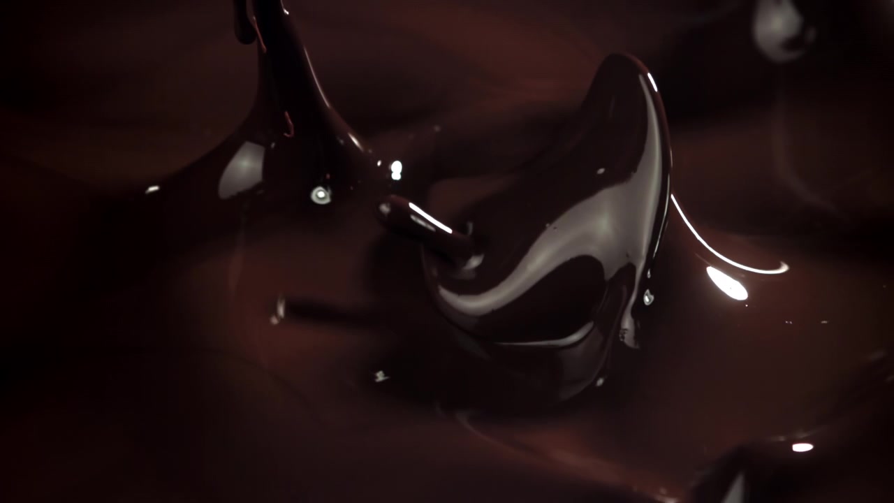 Primer plano de chocolate derretido espeso fluyendo suavemente