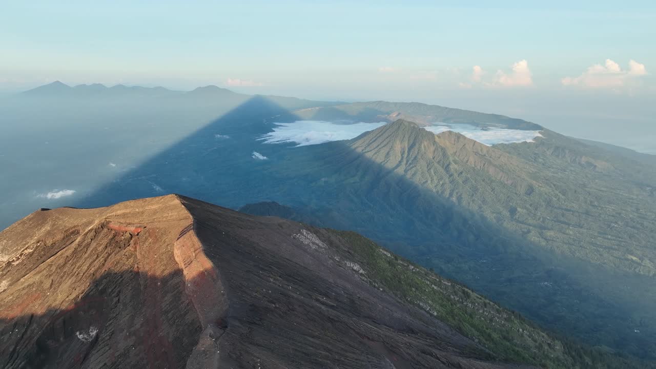 sombra del monte agung mirando hacia el monte batur - bali - indonesia