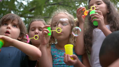 Niño-Feliz-Haciendo-Burbujas-En-El-Parque