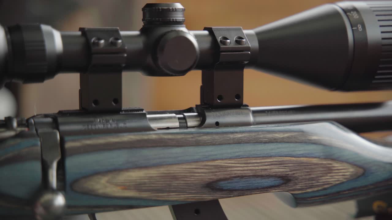 cargando la cámara del rifle de caza telescópico con municiones, listo para disparar