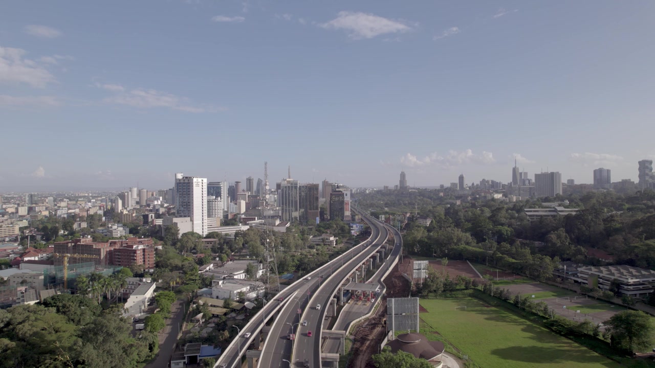 Ripresa aerea con drone della Nairobi Expressway rivolta verso il centro di Nairobi