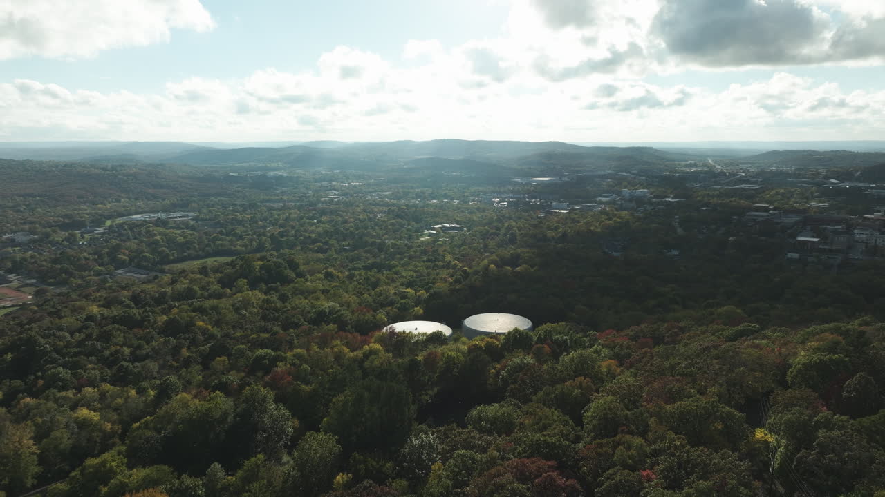 미국 아칸소 주 파이에트빌 (fayetteville, mount sequoia, arkansas) 의 울창한 덤불 가운데 있는 산업용 물 저장 크