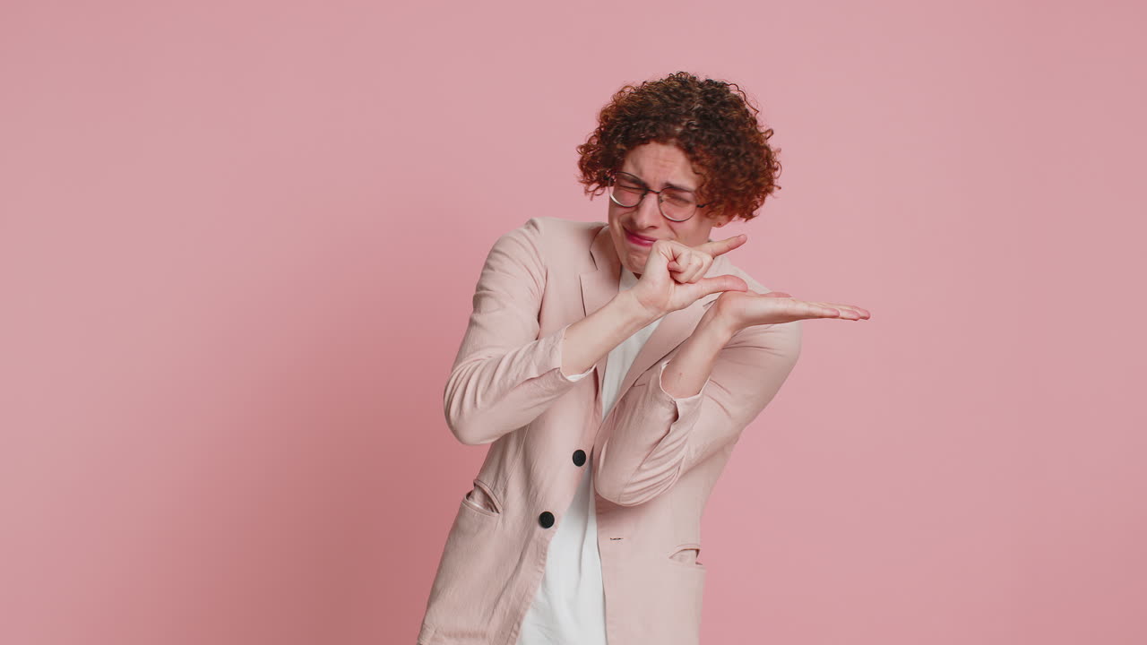 hombre muestra un poco de gesto suplicando ayuda necesito un poco más por favor dame la medida de tamaño pequeño