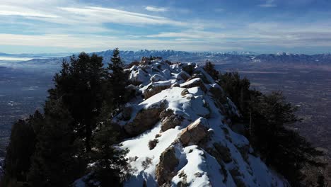 Mann-Auf-Dem-Hügel-Mit-Herrlichem-Blick-Auf-Die-Berge-In-Der-Wintersaison