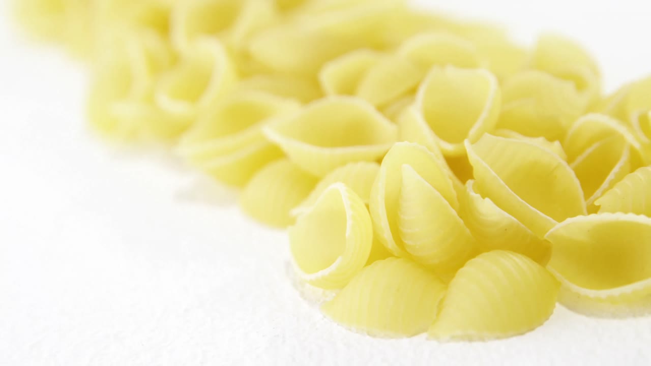 pasta de conchiglie sobre un fondo blanco