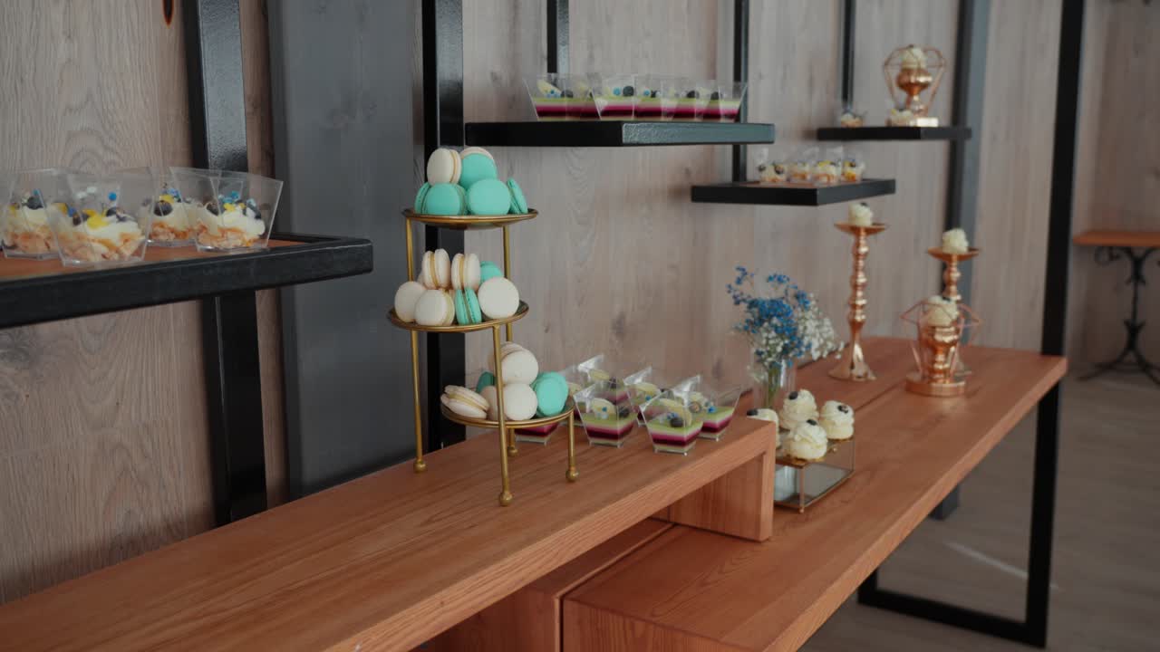 fotografía de cerca de los desiertos en las mesas laterales para una ocasión de boda en un área de restaurante interior