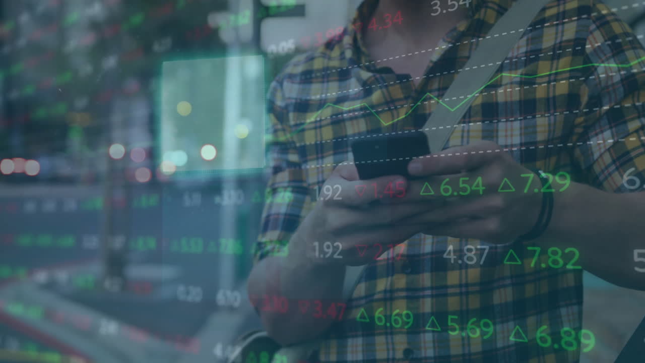 animación del procesamiento de datos financieros sobre un hombre caucásico que usa un teléfono inteligente