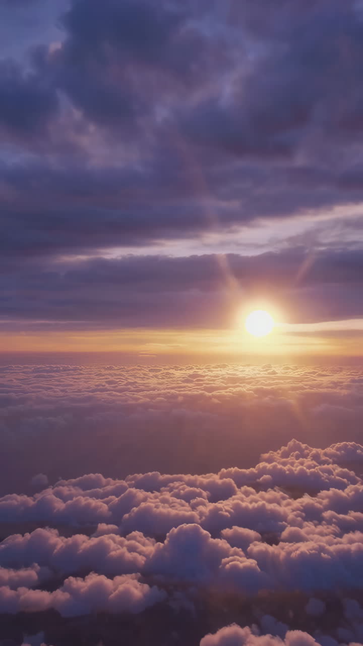 Alba o tramonto sopra le nuvole