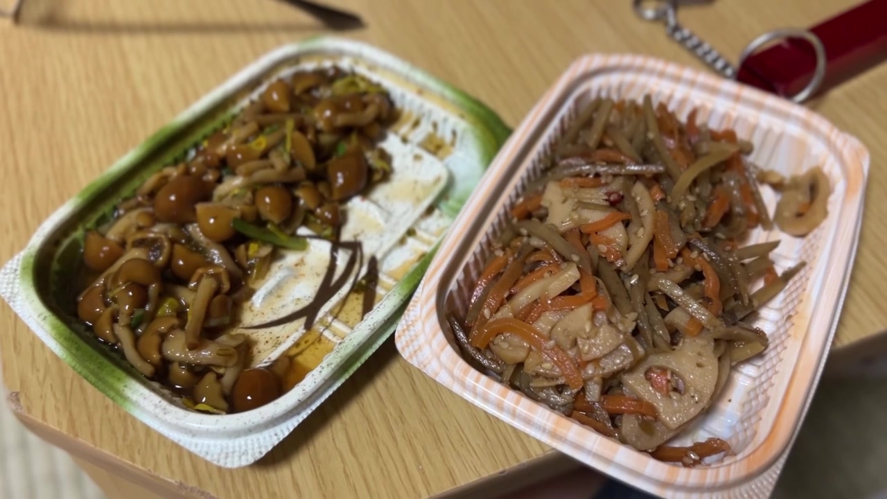 Comida preparada em supermercado no Japão com cogumelos Shimeji e raiz de lótus