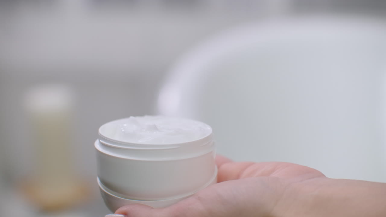 샤워 후 몸 로션 을 바르는 여자