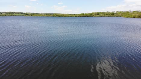 Niedrige-Antenne-Fliegt-über-Dem-Wasser-Des-Roadford-Lake