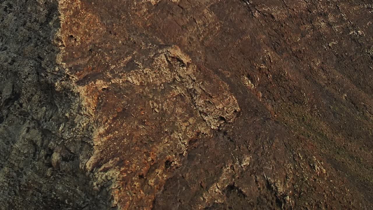 Luchtfototextuur van droge vulkanische bodem en ravijnen