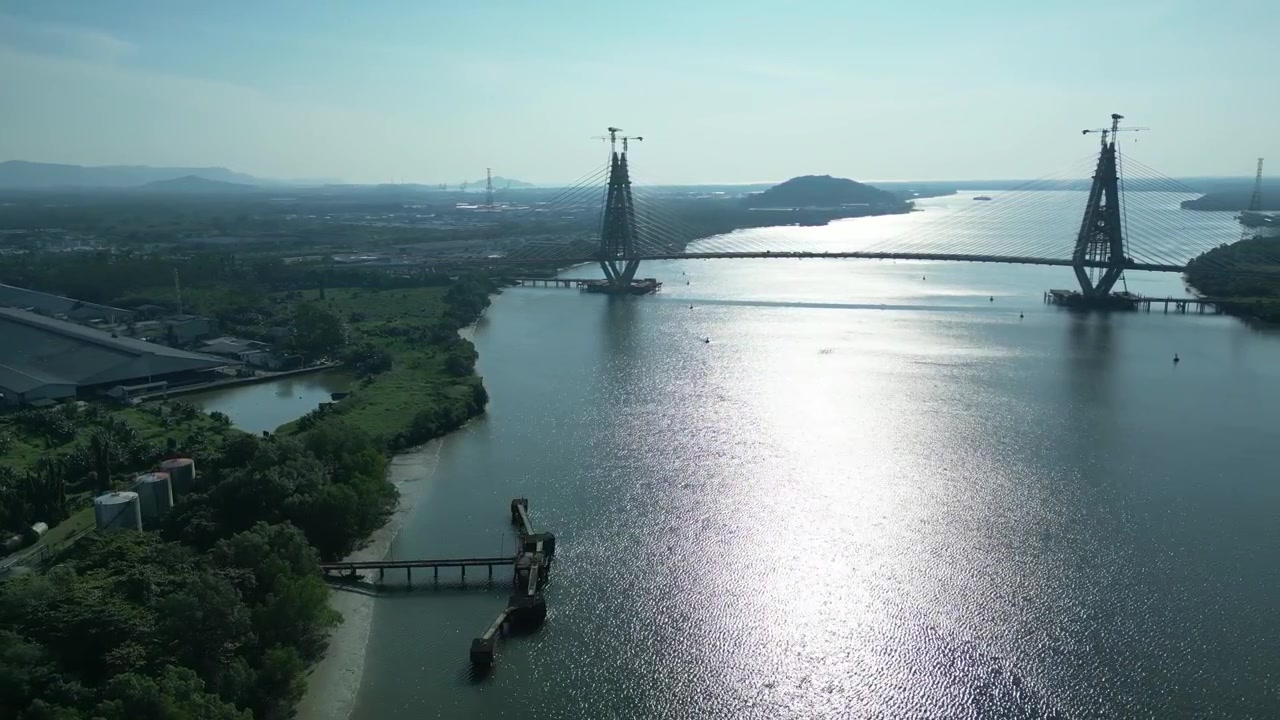 Il Ponte Demak-Isthmus (spesso associato all'area di Demak Laut) si trova su Jalan Keruing a Kuching, Sarawak. Collega l'area industriale di Demak Laut e l'Istmo di Kuching.