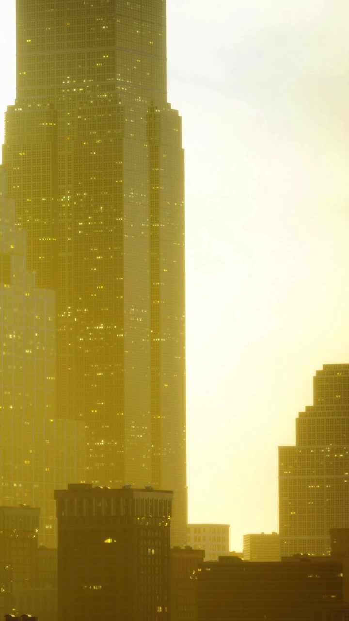 O pôr do sol dourado projeta uma luz cintilante sobre o horizonte urbano em uma noite de verão.