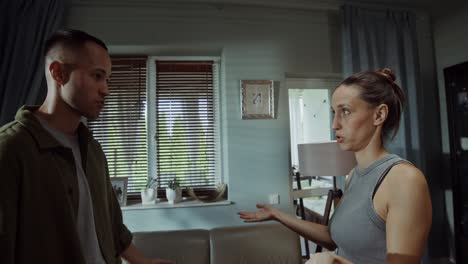 pareja discutiendo