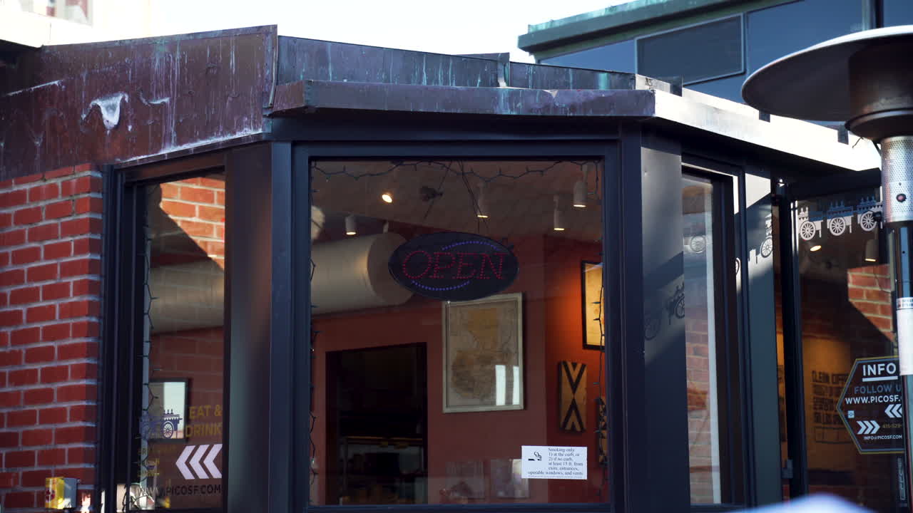 ⁇  하늘과 벽돌과 더 많은 벽돌로 된 오래된 벽돌 건물 창문