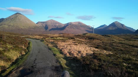 Excursionista-Solo-En-Las-Tierras-Altas-Escocesas-Con-Pan-Up-Revelan-Las-Montañas-Red-Cuillin-En-Sligachan-En-La-Isla-De-Skye-Escocia