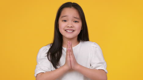 smiling girl praying