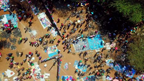 vista de arriba de las personas que venden en el mercado rural en uganda, áfrica