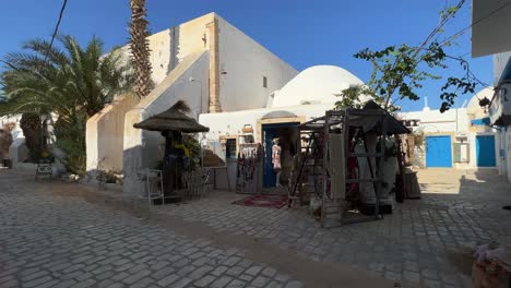 Schwenkblick-Auf-Den-Malerischen-Traditionellen-Houmt-Souk-Markt-Von-Djerba-In-Tunesien