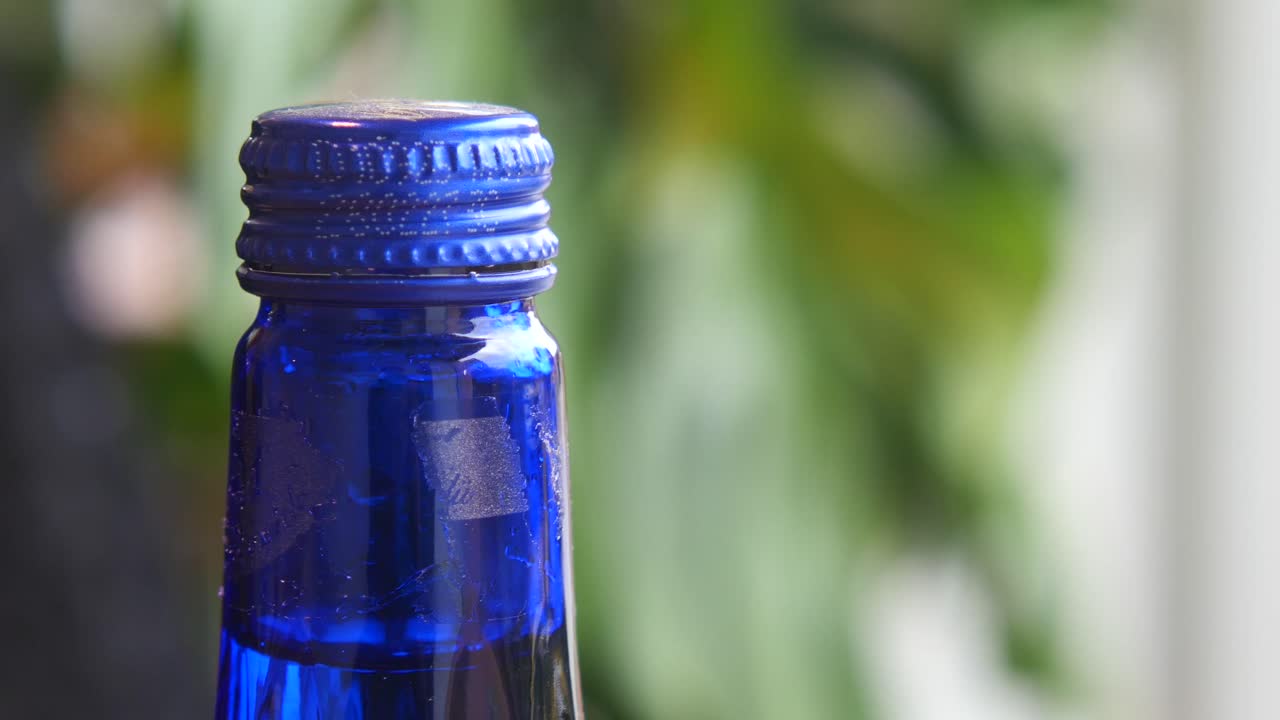 una botella azul