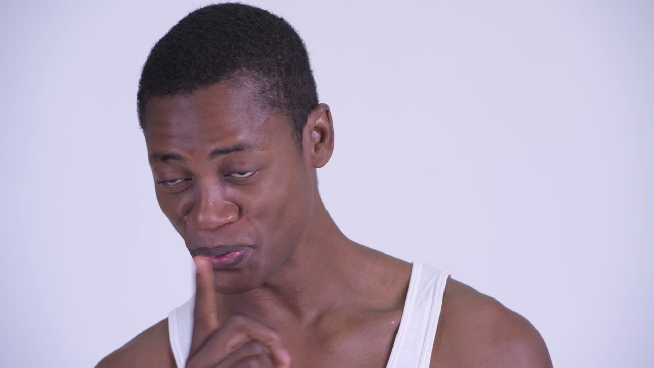 joven y guapo hombre africano