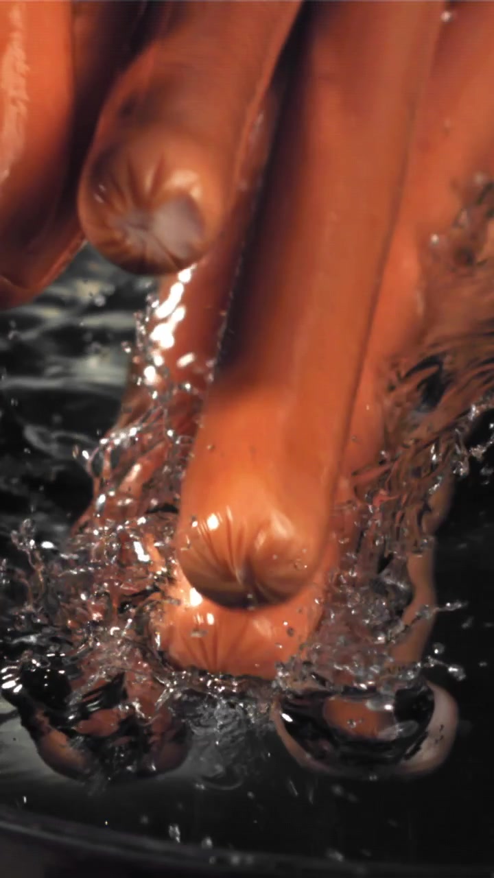 Hot dog che schizzano nell'acqua, al rallentatore.
