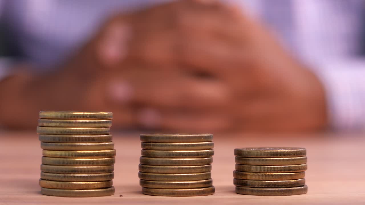 monedas apiladas en una superficie de madera