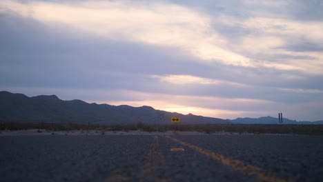 Puesta-De-Sol-De-Montaña-Chisos-Con-Deslizamiento-De-ángulo-Bajo-A-Través-De-La-Carretera-4k