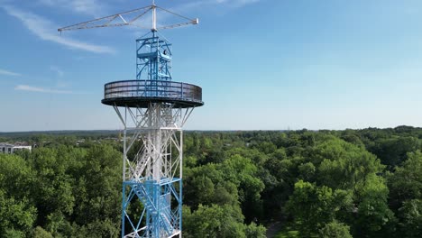 Vista-Aérea-De-La-Torre-De-Paracaídas-Azul-Y-Blanca.