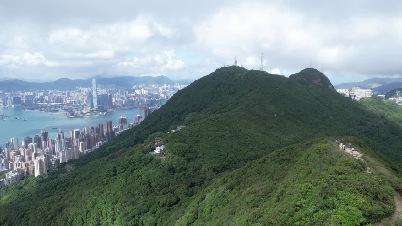 la belleza épica de la vista desde el alto oeste del pico, mirando al puerto de victoria de hong kong