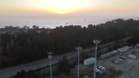 torres de telefonía móvil y puesta de sol sobre el mar de fondo