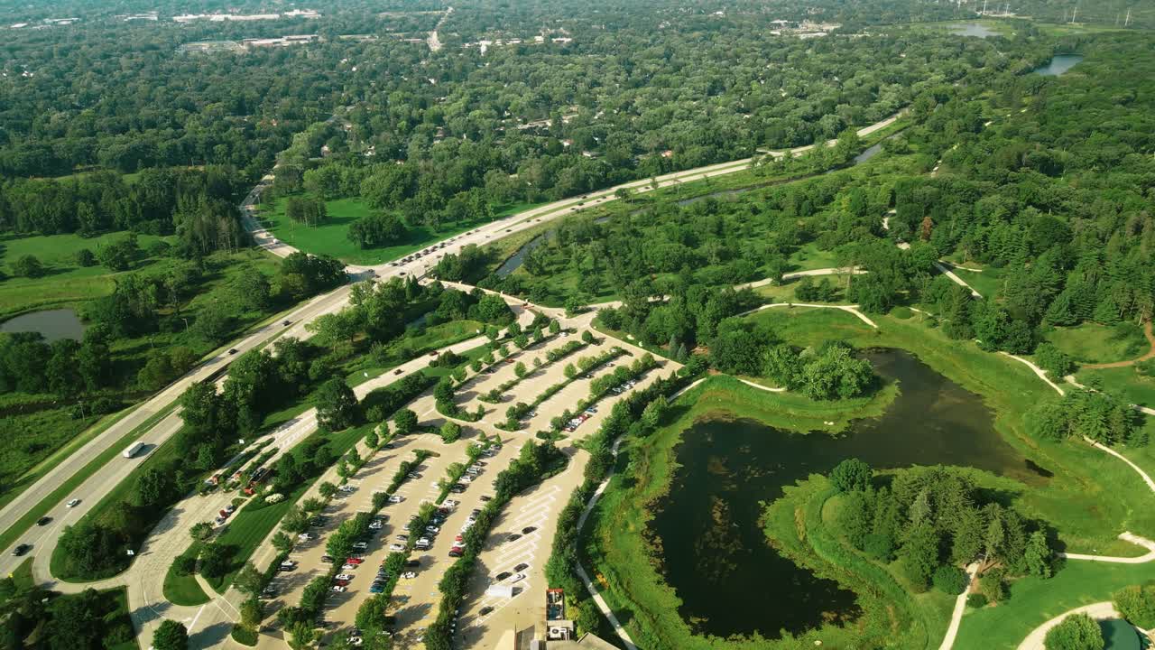 una toma aérea de un área limpia para caminar junto con los árboles verdes y hermosas flores en el parque arboreto