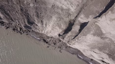 Toma-Aérea-De-Drones-Con-Vista-De-Pájaro-De-La-Caída-De-Un-Acantilado-Alto