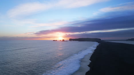 ártico reynisfjara playa de arena negra