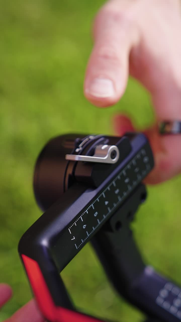 acercamiento vertical de la persona ajustar y equilibrar el eje estabilizador de gimbal