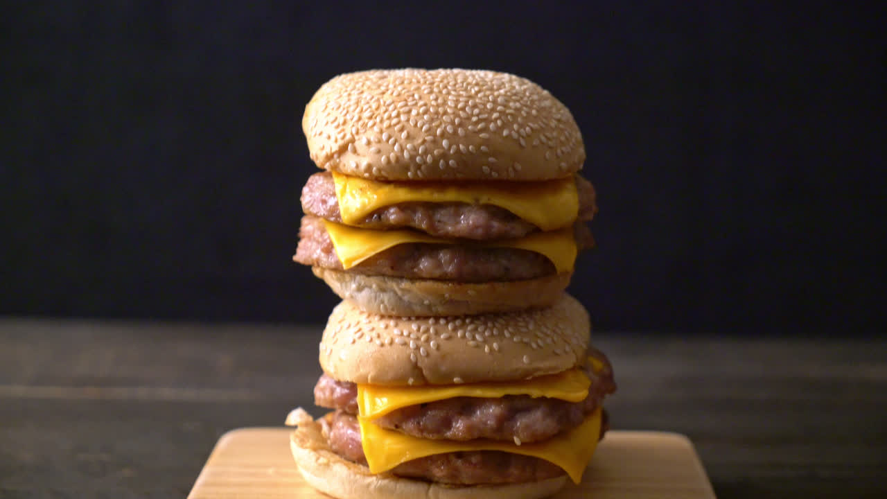 돼지고기 햄버거 또는 치즈와 함께 돼지 버거