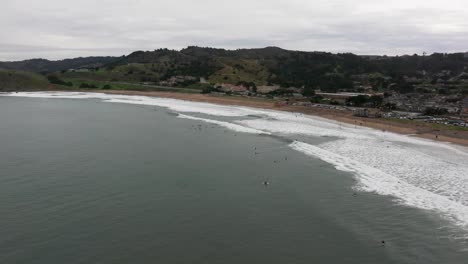 drone-aerial-shot-of-large-waves-crashing-into-the-shores-of-pacifica,-california