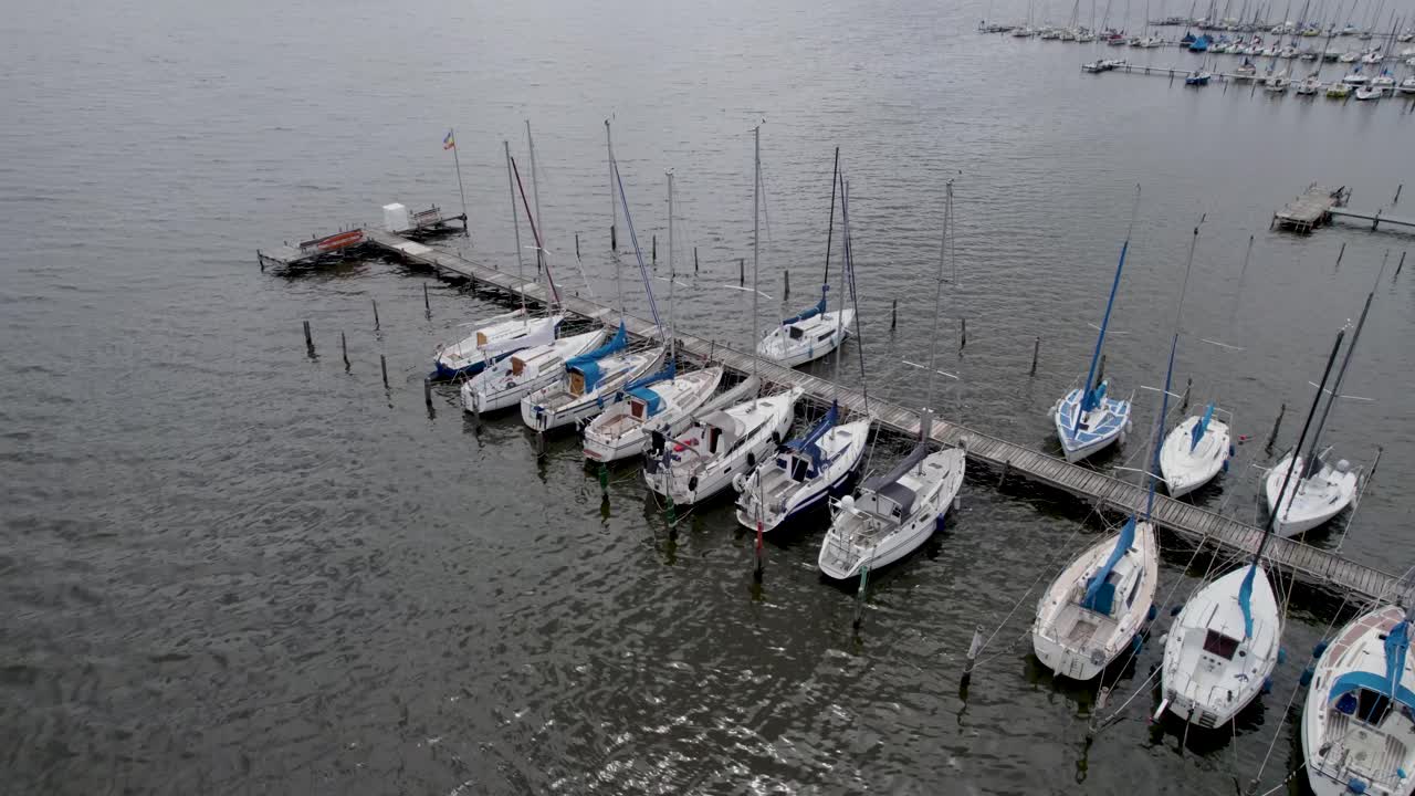toma aérea de veleros en puertos en el lago steinhuder meer durante el día