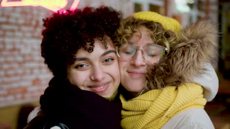 pareja de lesbianas en un bar