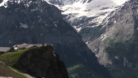 Tissot-Cliff-Walk-Serpientes-A-Lo-Largo-Del-Borde-De-La-Escarpa-Mirando-Primero-A-Grindelwald,-Suiza