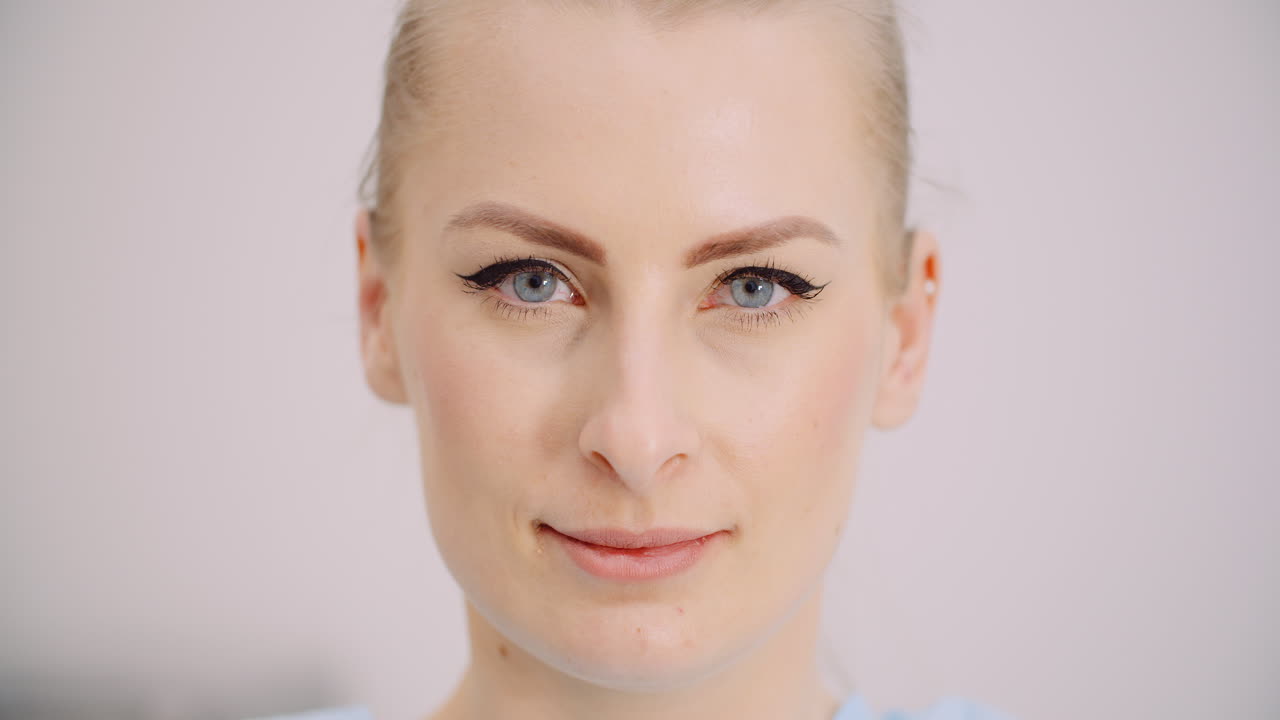 mujer con máscara protectora coronavirus covid 19 1