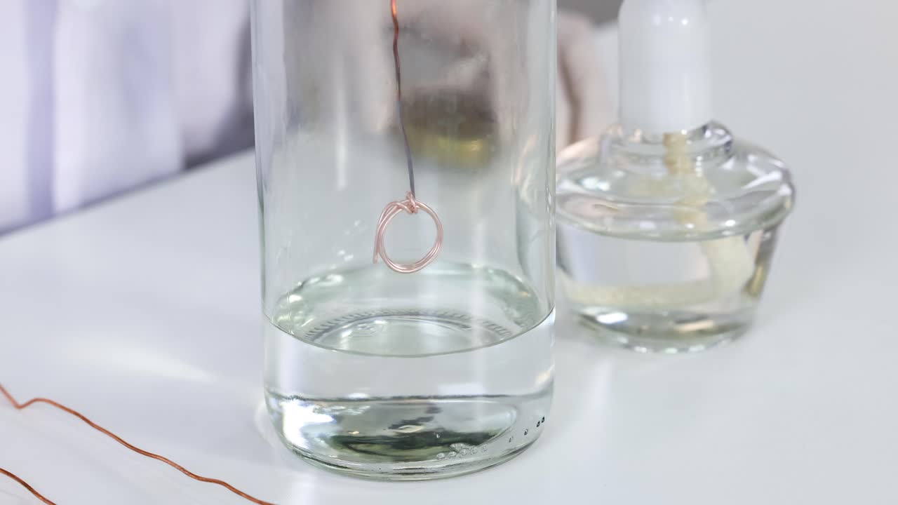 병에서 구리 와이어 실험