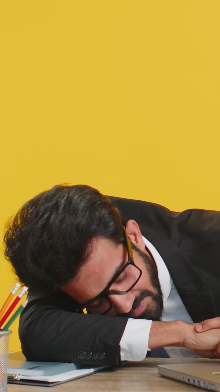 Uomo d'affari annoiato, addormentato, lavoratore che lavora al portatile, che sbadigli, che si addormenta in ufficio a casa.