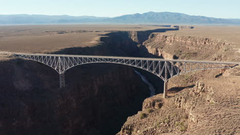 Malerische-Luftaufnahme-Der-Großen-Brücke-über-Die-Tiefe-Schlucht-Des-Wüstenflusses