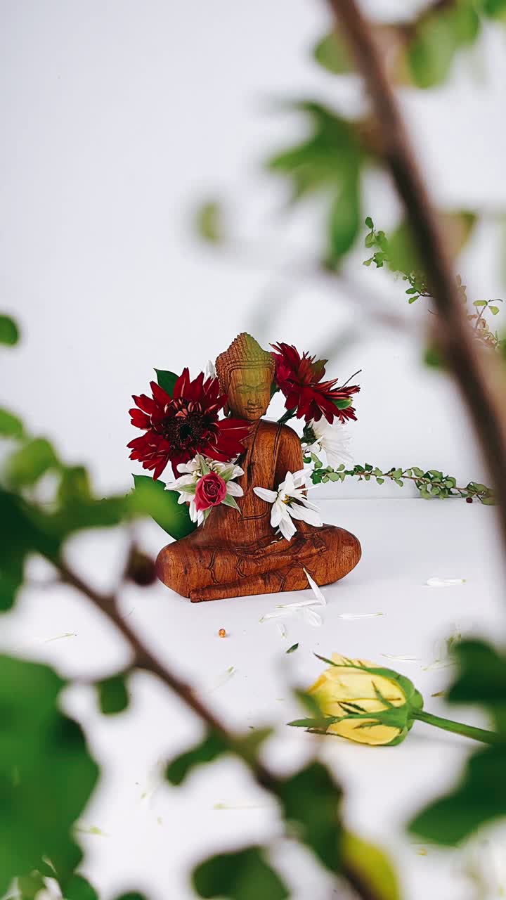 꽃 장식 을 한 부처 의 동상